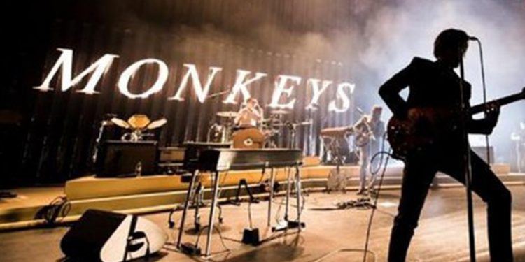 Arctic Monkeys, İstanbul'da hayranlarıyla buluştu