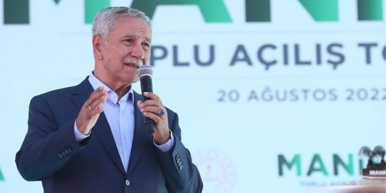 Arınç, Erdoğan’a ve AKP'ye oy istediği törende yuhalandı