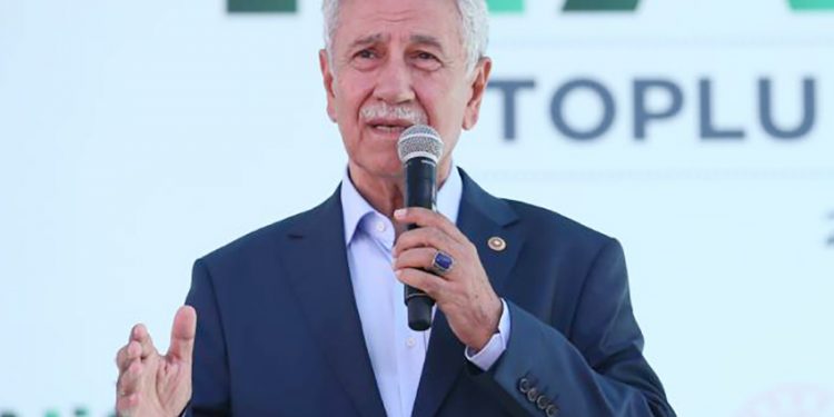 Arınç, Erdoğan’ın davet ettiği Manisa’da AKP’liler tarafından yuhalandı