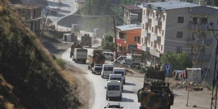 Askeri konvoy geçişinde patlama