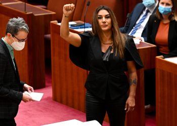 Avustralyalı senatör, parlamentodaki yemininde Kraliçe Elizabeth için "sömürgeci" ifadesini kullandı