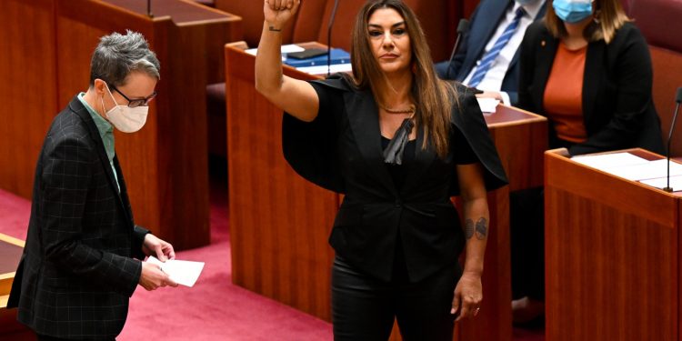 Avustralyalı senatör, parlamentodaki yemininde Kraliçe Elizabeth için "sömürgeci" ifadesini kullandı