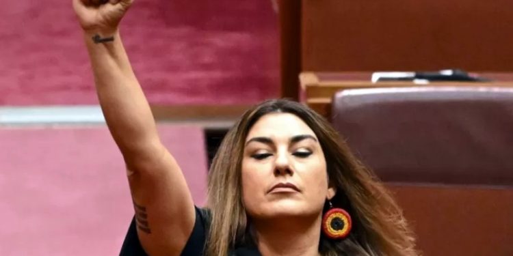 Avustralyalı senatörden Kraliçe Elizabeth’e: Bir sömürgeci olan majesteleri...