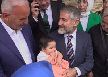 Bakan Nebati sokağa indi; arka planda 'Mevsim bahar olunca' çaldı