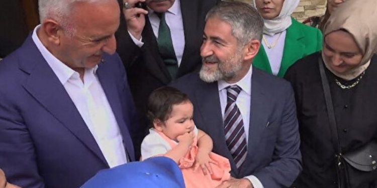 Bakan Nebati sokağa indi; arka planda 'Mevsim bahar olunca' çaldı