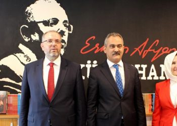 Bakan Özer, mezunların bağışlarıyla kurulan kütüphaneyi törenle  tekrar açtı