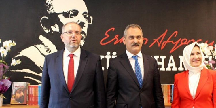 Bakan Özer, mezunların bağışlarıyla kurulan kütüphaneyi törenle  tekrar açtı