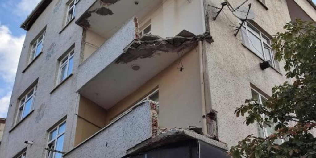 Balkon çöktü, tadilat yapan işçi hayatını kaybetti 