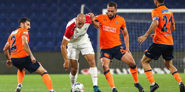 Başakşehir Antwerp'le evinde berabere kaldı, turu rövanşa bıraktı