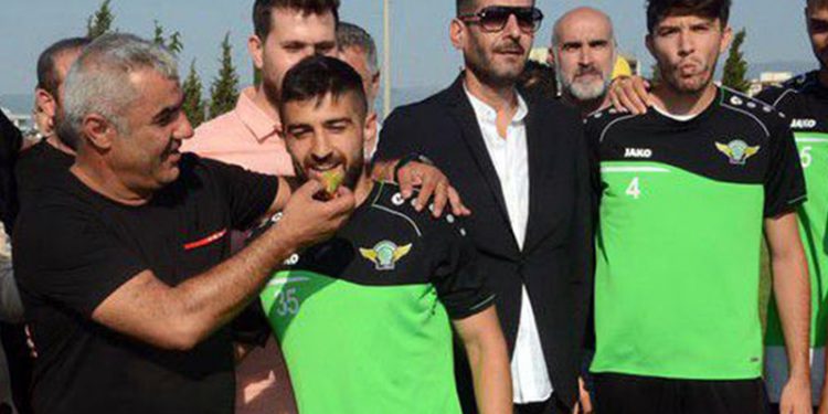 Başkan adayının baklavasını yiyen futbolcular kadro dışı bırakıldı iddiası