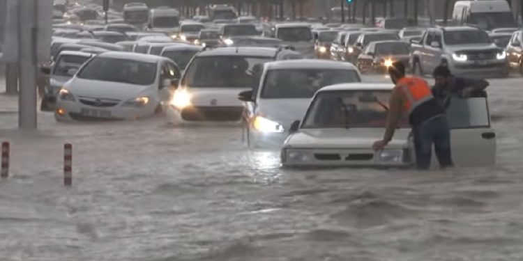 Başkent fırtınaya teslim oldu: Adliyenin tavanı çöktü, AFAD’ın dış cephesi söküldü