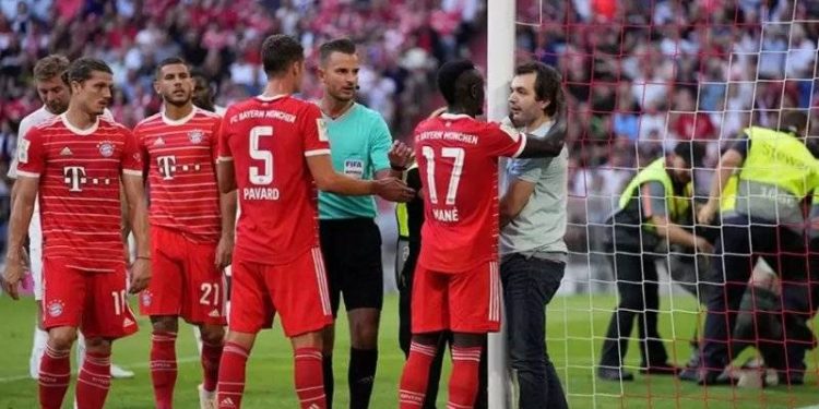 Bayern Münih-Borussia Mönchengladbach karşılaşmasında çevre aktivistleri kendilerini kale direğine zincirledi