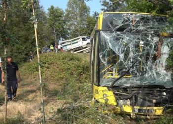 Belediye otob&uuml;s&uuml;, kamyonete &ccedil;arptı; 2'si ağır, 21 yaralı
