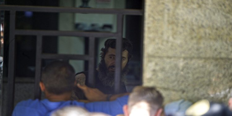 Beyrut'ta banka çalışanlarını rehin alan kişi teslim oldu