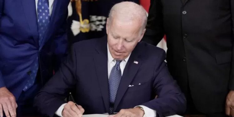Biden 'Enflasyonu Düşürme' yasasını imzaladı