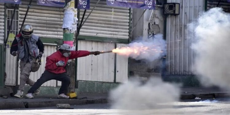 Bolivya'da koka yetiştiricileri polisle çatıştı