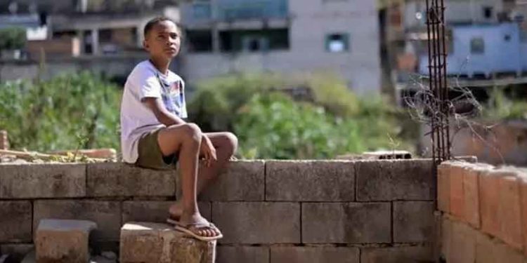 Brezilya'da polisi arayıp aç olduğunu söyleyen çocuğun evine yardım yağdı