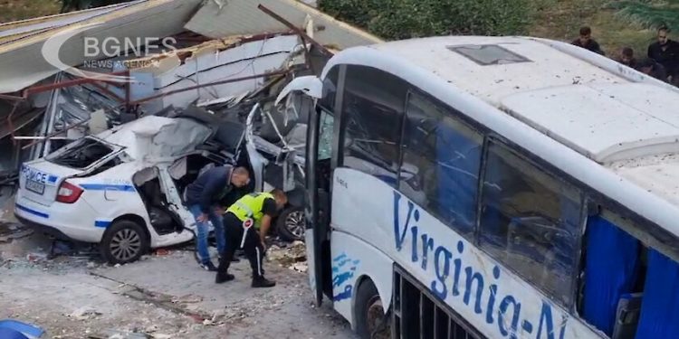 Bulgaristan’da kaçak göçmen taşıyan otobüs polis aracını biçti: 2 polis hayatını kaybetti