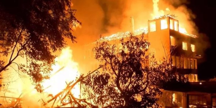 Bursa'da tarihi fabrikadaki yangın kontrol altına alındı