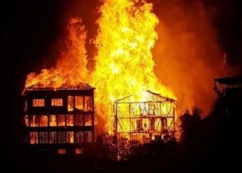 Bursa'da tarihi ipek fabrikasında yangın