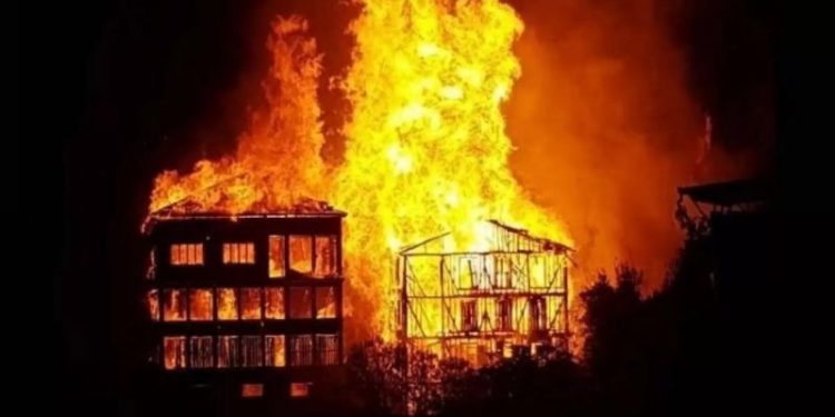 Bursa'da tarihi ipek fabrikasında yangın