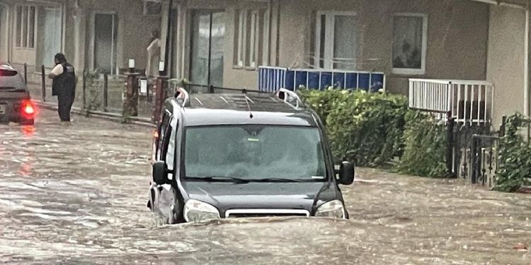 Bursa’yı sağanak yağış vurdu: Sel suları arabaları yuttu