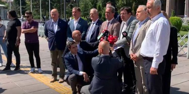 CHP, DEVA ve Zafer Partisi'nden Peker'in 'rüşvet ağı' iddiasıyla ilgili suç duyurusu