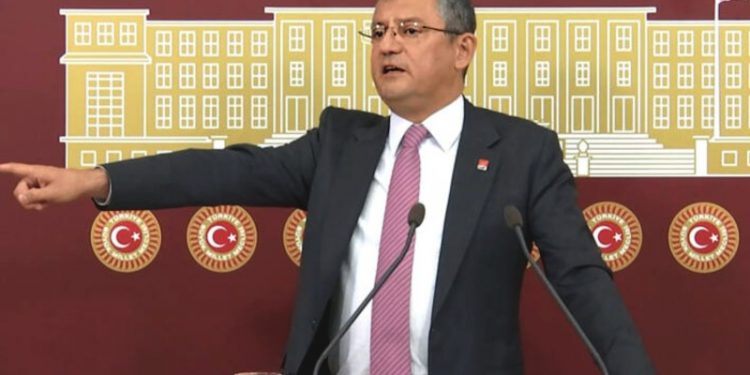 CHP'li Özel, Gülşen'in sözleri için 'maksadını aşmış bir espri' dedi