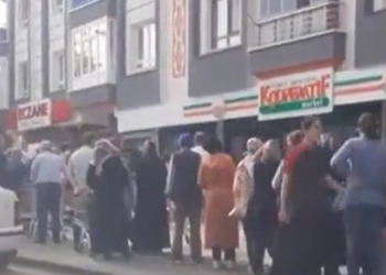 CHP'li Özkan Tarım Kredi Market'teki 30 kuruşluk indirim kuyruğunu böyle görüntüledi