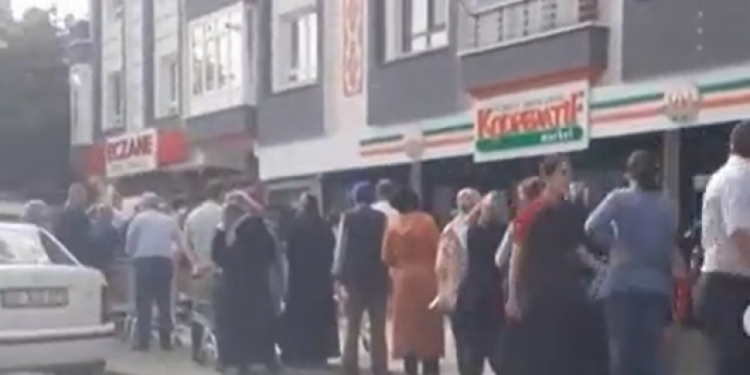 CHP'li Özkan Tarım Kredi Market'teki 30 kuruşluk indirim kuyruğunu böyle görüntüledi