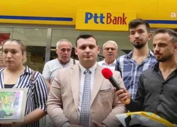 CHP'li gençler, Bakan Nebati'ye İktisada Giriş kitabı gönderdi