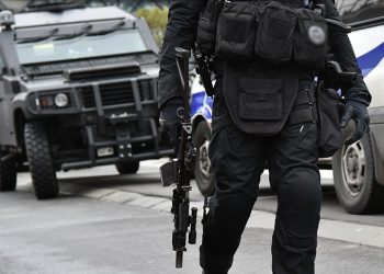 Canberra Havalimanı bir kişinin havaya ateş açması nedeniyle boşaltıldı