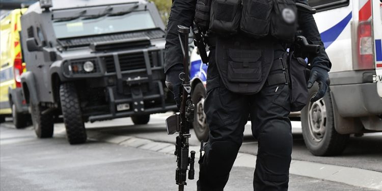 Canberra Havalimanı bir kişinin havaya ateş açması nedeniyle boşaltıldı