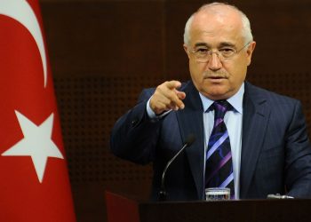 Cemil Çiçek, AKP’nin ‘U’ dönüşlerini böyle yorumladı : Siyasette adama kirlettiği testiden su içirirler