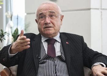 Cemil Çiçek, Erdoğan'ı eleştirdi: Siyasette adama kirlettiği testiden su içirirler