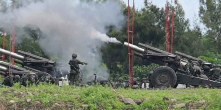 Çin, 'savaş oyunlarını' uzatmıştı; Tayvan, obüs ateşleyerek askeri tatbikatlar yaptı