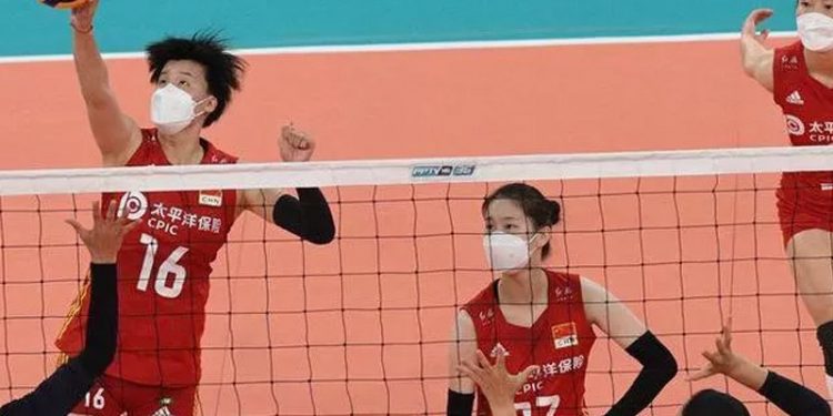 Çinli voleybolcuların maça maskeyle çıkması sosyal medyada tepki çekti