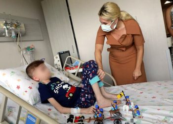 Çöp evden kurtarılan çocuk 2 kilo aldı, çikolata yemeye başladı