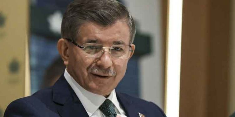 Davutoğlu: Erdoğan kitleleri hipnotize etmeye çalışıyor