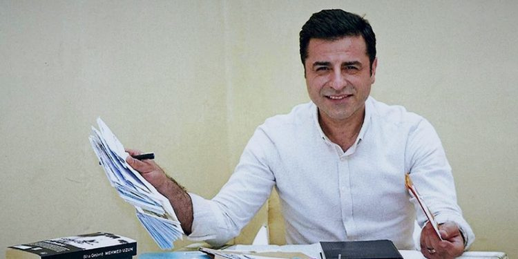 Demirtaş'tan Evrensel, BirGün ve Yeni Yaşam gazeteleri için çağrı: Okuyun, okutun