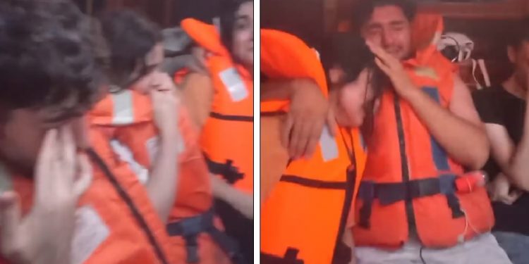 Denizde mahsur kalan Kürt mülteciler ağlayarak yardım istedi: Yemek yok, su yok…