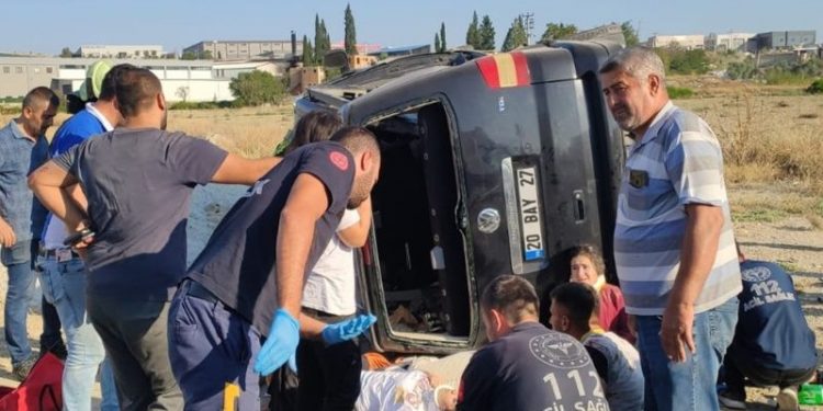 Denizli'de işçileri taşıyan minibüs kaza yaptı: 14 yaralı