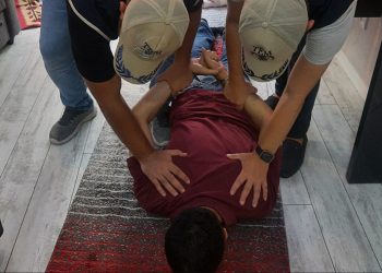 Diş hekimine ‘terör’ operasyonu; yere yatırılıp ters kelepçe takıldı