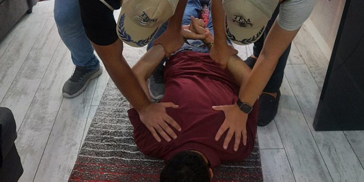 Diş hekimine ‘terör’ operasyonu; yere yatırılıp ters kelepçe takıldı