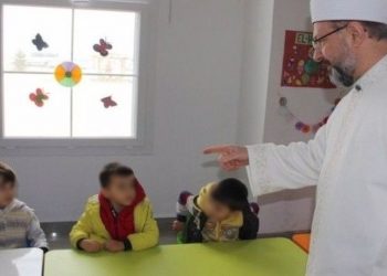 Diyanet okulöncesi eğitimin peşini bırakmıyor: Kuran kursları için milyonlarca liralık kitap bastırdı