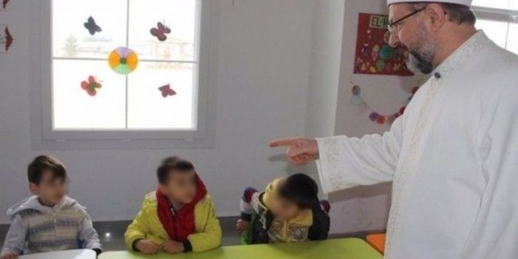 Diyanet okulöncesi eğitimin peşini bırakmıyor: Kuran kursları için milyonlarca liralık kitap bastırdı