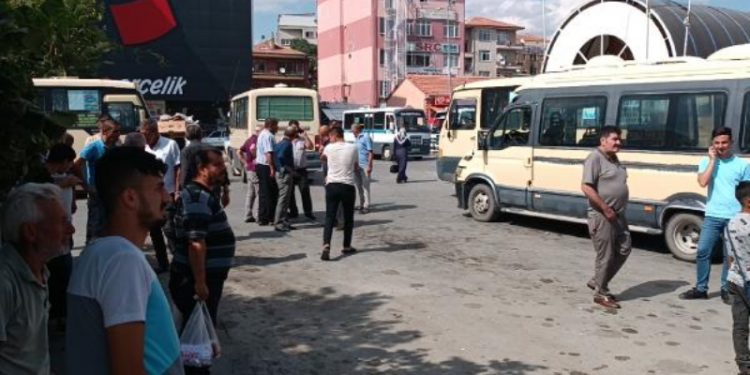 Dolmuş camından uzattığı koluna mermi isabet etti