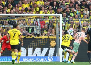 Dortmund 6 dakikada yıkıldı; 89. dakikaya kadar 2-0 önde götürdüğü maçta Bremen'e 3-2 kaybetti!