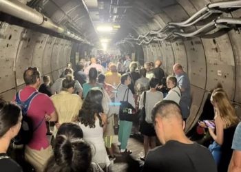 Dünyanın en uzun sualtı tünelinde yolcular saatlerce mahsur kaldı