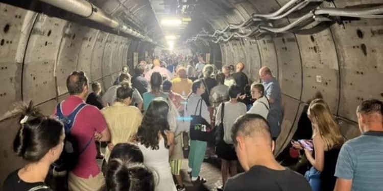 Dünyanın en uzun sualtı tünelinde yolcular saatlerce mahsur kaldı